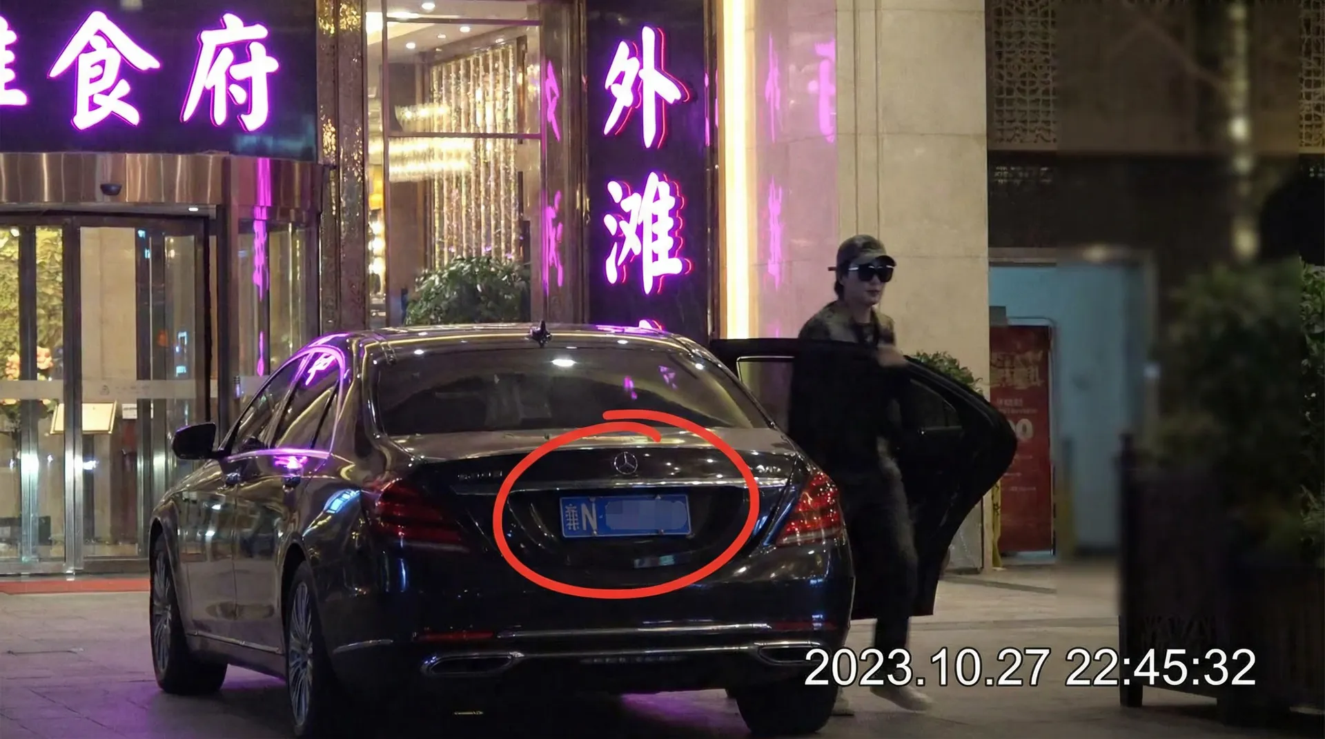 黑料吃瓜官网-深网资讯|暗网独家爆料|黑料吃瓜平台 - 豪车餐厅外偷拍